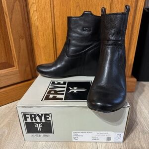 Frye women’s Carson black leather wedge size 7